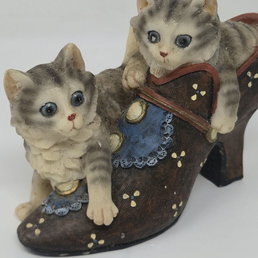 Vintage Kittens in Shoe Figurine Gray Tabby Cats High Heel Resin Decor 4"Hx5L" - Picture 2 of 13